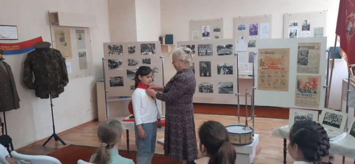 Оккупанты собрали пенсионерок, чтобы те учили детей в Мелитополе речевкам и правильно завязывать пионерские галстуки (фото)